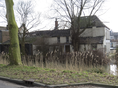 906136 Gezicht op het pand Bollenhofsestraat 26 dat gesloopt gaat worden, vanaf de Alexander Numankade bij de Biltsche Grift.